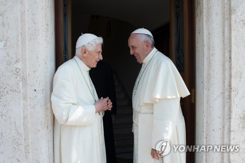 전임 교황인 베네딕토 16세(왼쪽)와 현 프란치스코 교황. [EPA=연합뉴스]