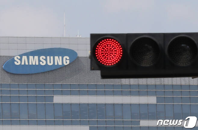 경기도 용인시 삼성전자 기흥사업장 앞에 불켜진 적색 신호등의 모습/뉴스1 © News1