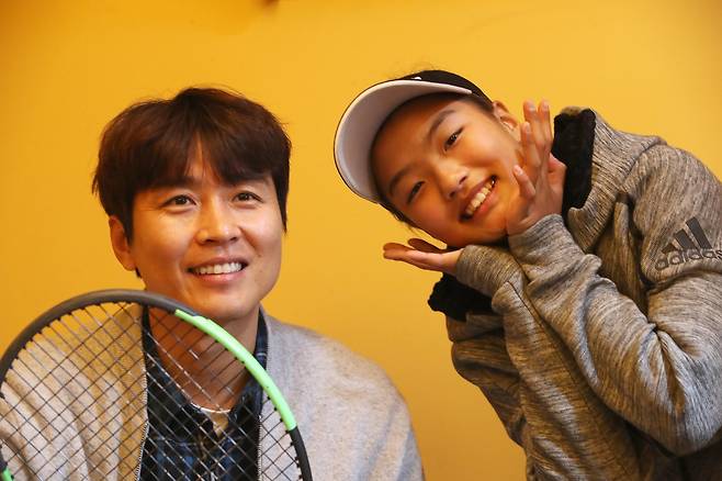지난해 3월 인천대 테니스장에서 만난 이동국 부녀. 오종택 기자
