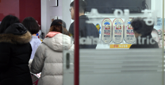 서울 마포구 한 소아과의원에 환자 가족들이 내원하고 있다. 2020. 1. 5. 박윤슬 기자 seul@seoul.co.kr