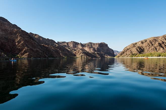 배를 타고 잔잔한 물결 위에서 평화로운 시간을 즐긴다