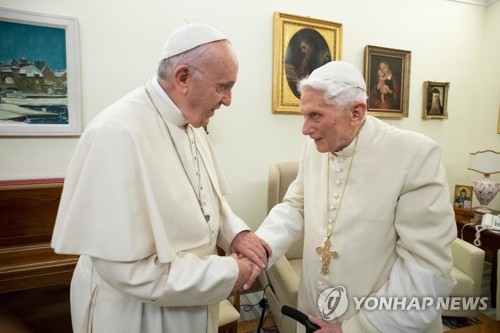 손 맞잡은 프란치스코 교황(왼쪽)과 베네딕토 16세. [EPA=연합뉴스]