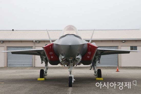1일 국군의 날을 맞아 대구 공군기지(제11전투비행단)에서 열린 '제71주년 국군의 날 행사'에서 일반에 처음 공개되는 F-35A가 전시되고 있다./대구=사진공동취재단