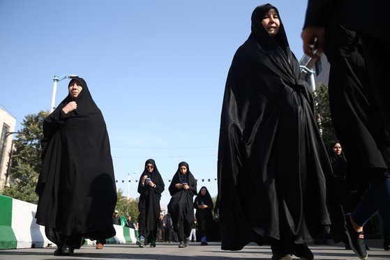 히잡을 쓰고 차도르로 손과 얼굴을 제외한 전신을 가린 이란 여성들. [로이터=연합뉴스］