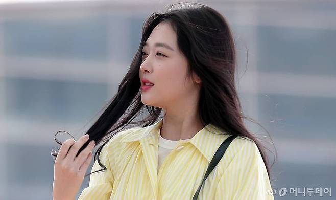 배우 설리가 인도네시아 발리에서 진행되는 화보 촬영 차 20일 오전 인천국제공항 제1여객터미널에서 출국장으로 향하고 있다. / 사진=김창현 기자 chmt@