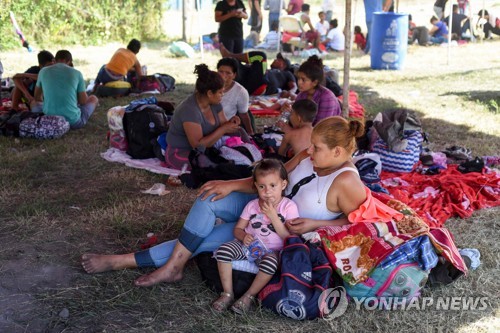 과테말라 국경에 머물고 있는 온두라스 이민자들 [AFP=연합뉴스]