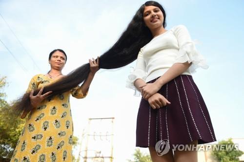 '인도 라푼젤' 머리카락 190㎝ 여학생…"일주일에 한 번 감아" [AFP=연합뉴스]