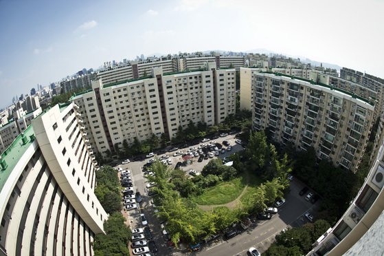 서울의 중층 아파트를 고층으로 재건축해야 주택 공급이 늘어날 것이란 시각이 많다. [중앙포토]