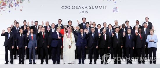 지난해 6월 일본 오사카에서 열린 G20 정상회의 공식환영식에서 각국 정상들이 기념촬영을 하고 있다. 연합뉴스