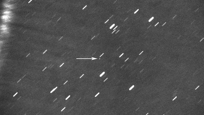 미국 캘리포니아공과대학 연구진이 발견한 소행성 ‘2020 AV2’(화살표)