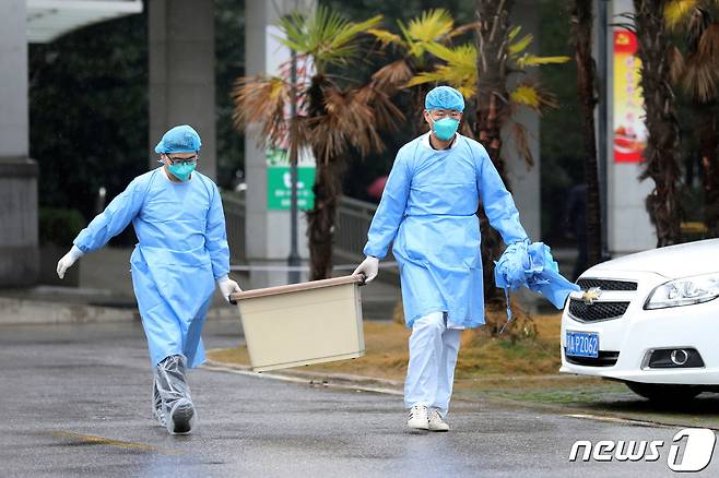 중국 후베이성 우한 소재 진인탄 병원에서 방호복을 입은 의료진이 상자를 옮기고 있는 모습. © 로이터=뉴스1