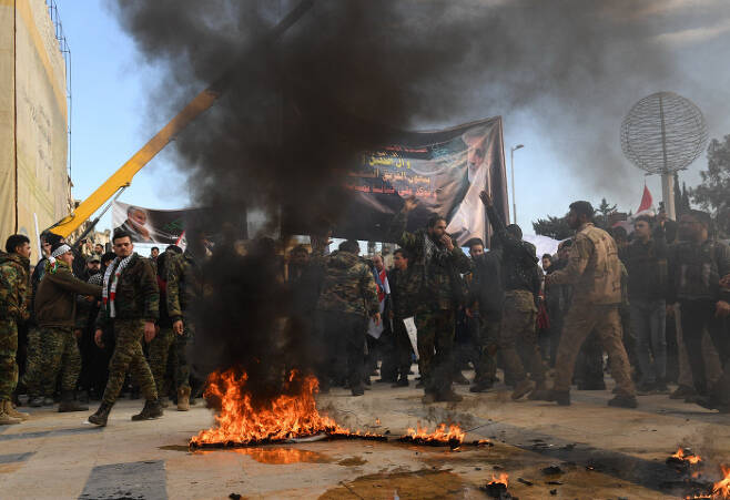 시리아 군인들이 7일 북부 대도시 알레포에서 이스라엘 깃발을 불태우고 있다. 미국이 이란의 가셈 솔레이마니 사령관을 살해한 뒤 중동 전역에서 반미·반이스라엘 감정이 높아지고 있다.  알레포 | AFP연합뉴스