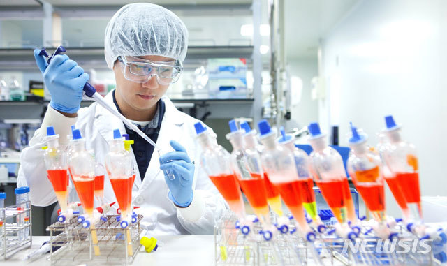 [서울=뉴시스]SK바이오사이언스 연구원이 세포배양 백신 생산을 위한 연구를 진행하고 있다. (사진=뉴시스DB)