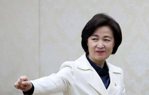 추미애 법무부 장관이 23일 오전 정부서울청사에서 열린 국정현안점검조정회의에 참석하며 손인사를 하고 있다. 연합뉴스 추미애 법무부 장관이 23일 오전 정부서울청사에서 열린 국정현안점검조정회의에 참석하며 손인사를 하고 있다. 연합뉴스