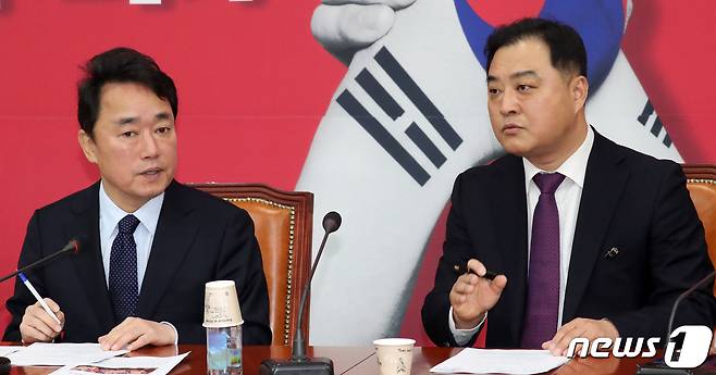 박용찬 자유한국당 대변인(왼쪽)과 지성우 성균관대 법학전문대학원 교수. © News1 김명섭 기자