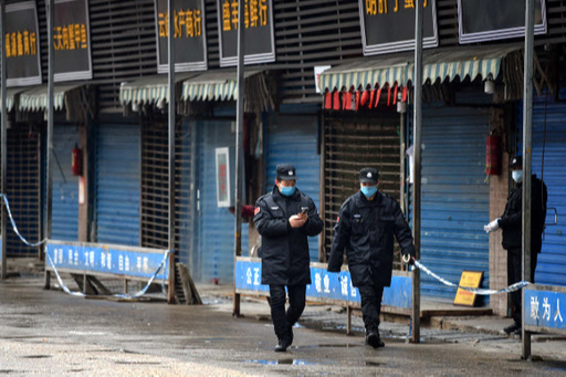 '우한 폐렴'의 진원지인 중국 후베이성 우한시에서 24일 안전요원들이 수산물 도매시장 주위를 순찰하고 있다. 우한 AFP=연합뉴스