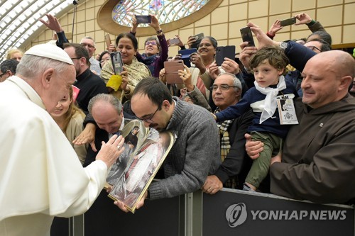 신자들과 인사하는 프란치스코 교황(왼쪽). [EPA=연합뉴스]