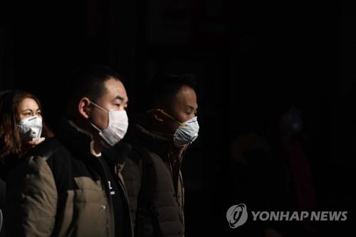 베이징 기차역의 승객이 마스크를 쓰고 있다 [AFP=연합뉴스]