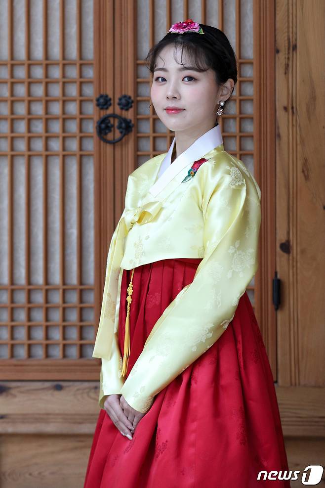 가수 HYNN(박혜원)이 21일 오후 서울 종로구 청진공원 앞에서 뉴스1과 인터뷰에 앞서 포즈를 취하고 있다. © News1 성동훈 기자