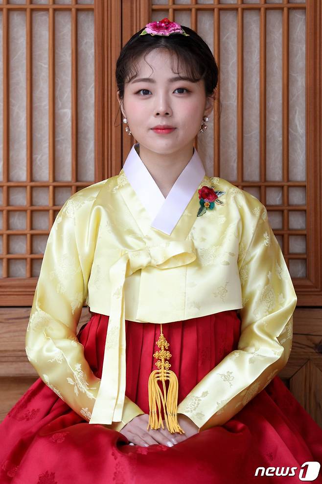 가수 HYNN(박혜원)이 21일 오후 서울 종로구 청진공원 앞에서 뉴스1과 인터뷰에 앞서 포즈를 취하고 있다. © News1 성동훈 기자