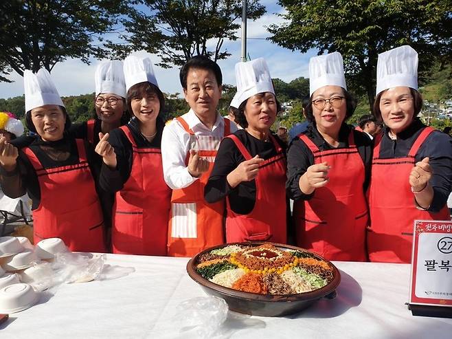 정동영 민주평화당 대표가 지난해 10월10일 전주비빔밥축제 개막행사에 참여했다. 민주평화당 제공
