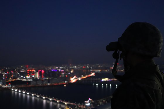 방공 진지에서 한 장병이 서울 하늘을 경계하고 있다. 바로 앞에 야경이 펼쳐졌지만 감상이 아닌 감시에 집중한다. [박용한 기자]