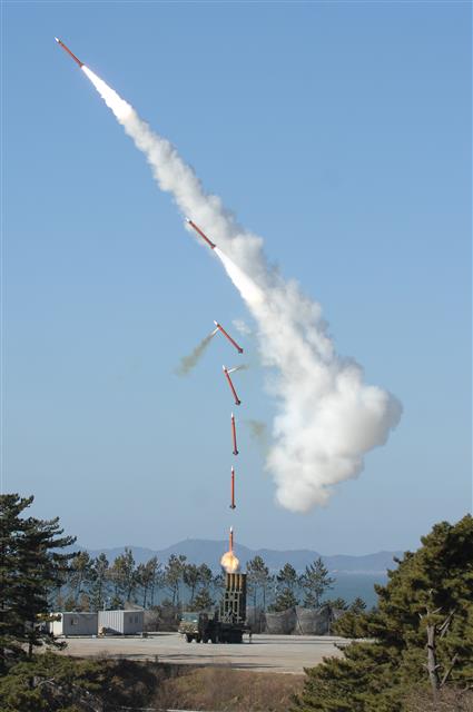 국내 기술로 개발된 중거리 지대공미사일 ‘천궁’의 품질 인증 사격 장면. 발사 장면을 순차적으로 보여주기 위해 레이어 합성 촬영했다.방위사업청 제공