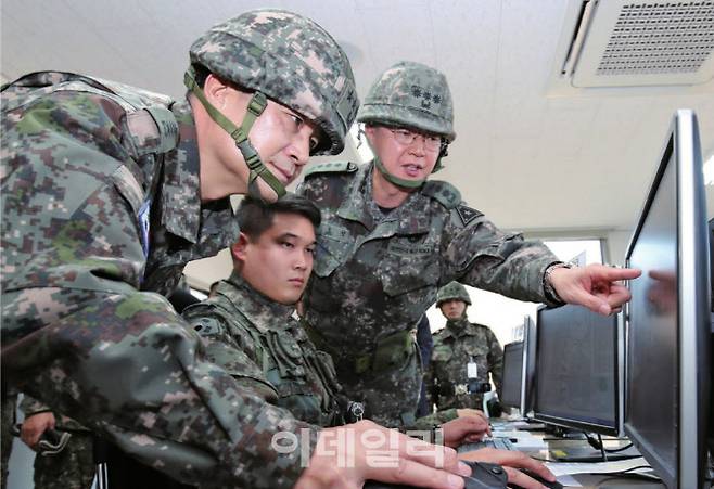 서욱(오른쪽) 육군참모총장이 지난 달 5일 다락대 과학화훈련장을 찾아 훈련체계를 점검하고 있다. [사진=육군]