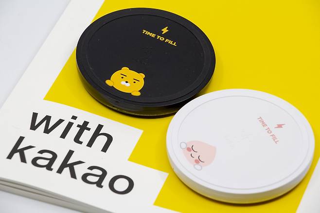 벨킨 부스트업 10W 고속 무선 충전기 거치대 카카오프렌즈 에디션, 좌측이 라이온, 우측이 어피치다.