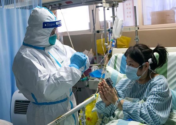 환자 황수리가 의료진과 손을 모아 새해 인사를 하고 있다. [중국 신화망, 슝치]