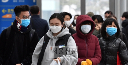 - 우한폐렴이 확산되는 27일 서울역에서 귀경객들이 마스크를 쓰고 있다. 2020.1.27 박지환기자 popocar@seoul.co.kr