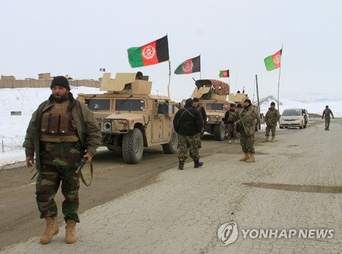 항공기 추락 현장으로 이동하는 아프간군 (카불 로이터=연합뉴스) 아프가니스탄 정부군이 지난 27일(현지시간) 동부 가즈니 주지역의 항공기 추락 현장으로 이동하고 있다. 아프가니스탄 탈레반 반군은 이날 미군 병력을 수송하던 군용기를 가즈니 주에서 격추했다고 밝혔다. leekm@yna.co.kr