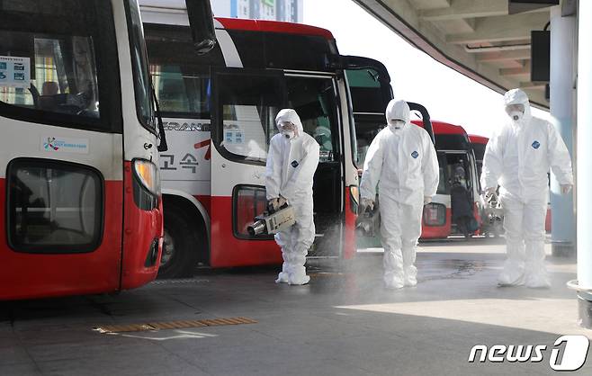 광주종합버스터미널 버스 승차장에서 보건소 직원들이 우한폐렴(신종코로나바이러스감염증) 예방을 위한 특별방역을 진행하고 있다.2020.1.28/뉴스1 © News1 허단비 기자