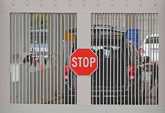 서울 주한 미국 대사관 출입구에서 차량에 대한 검색을 하고 있다.[연합]