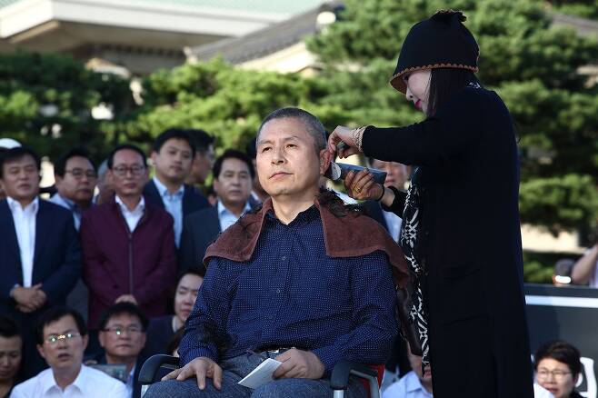 ⓒ시사IN 포토자유한국당 황교안 대표가 지난해 9월 청와대 앞에서 ‘조국 장관 파면 촉구’ 삭발식을 하고 있다.