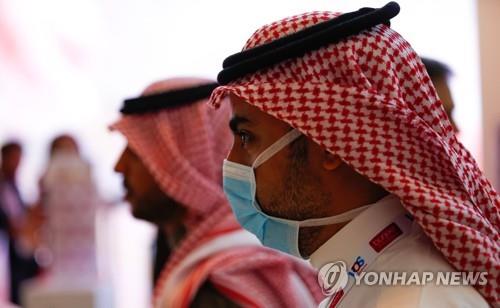 29일 두바이에서 열린 한 전시회에서 마스크를 쓴 관람객 [EPA=연합뉴스]