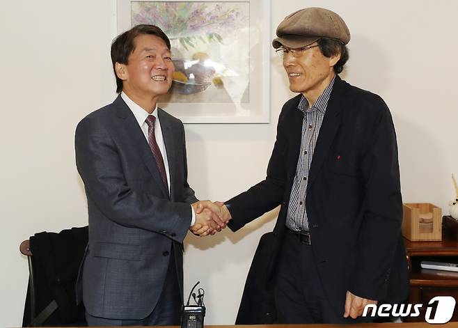 바른미래당을 탈당한 안철수 전 의원이 30일 서울 종로구 한 카페에서 한상진 서울대학교 명예교수와 인사를 나누고 있다. 2020.1.30/뉴스1 © News1 송원영 기자