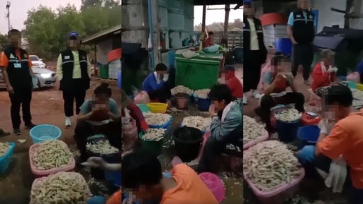지난 24일 폐이스북 계정 ‘@newsnongkhaionline’에 공개된 영상을 담은 사진들. 이 영상을 통해 태국의 닭고기 가공공장에 종사하는 노동자들이 입으로 닭발의 뼈를 발라내는 모습이 공개돼 비판이 쏟아졌다. 페이스북 캡처