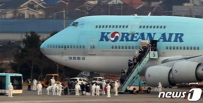 세계보건기구(WHO)가 신종 코로나 바이러스 감염증(우한폐렴)에 대해 '국제적 비상사태'를 선포한 31일 오전 중국 우한시와 인근 지역에 고립돼 있는 우리 국민들이 서울 강서구 김포국제공항에 도착해 전세기에서 내리고 있다. 2020.1.31/뉴스1 © News1 이재명 기자