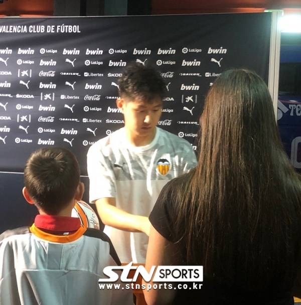 데뷔골 이후 친절한 팬 서비스를 보여준 이강인