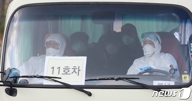 31일 오후 중국 우한지역 교민이 탑승한 버스가 충남 아산 경찰인재개발원에 도착했다. 2020.1.31/뉴스1 © News1 김기태 기자