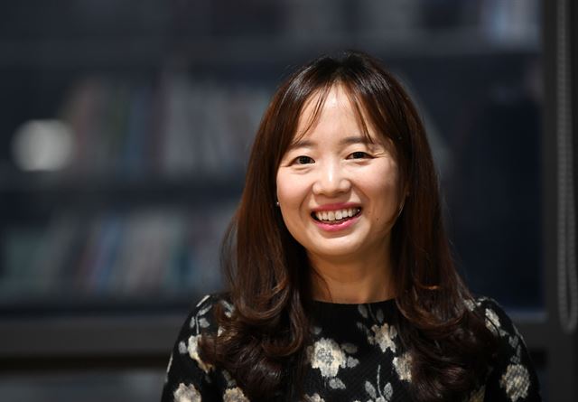 이상문학상 주관사인 문학사상사에 사과를 요구한 최은영 작가. 한국일보 자료사진