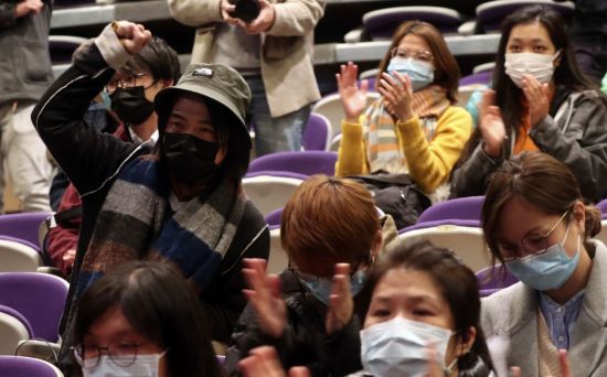 파업 가결에 환호하는 홍콩 공공 의료인들 [AP=연합뉴스]