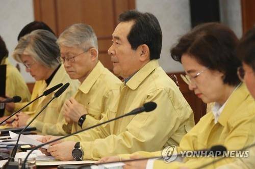 '신종 코로나' 대응회의서 발언하는 정 총리 (서울=연합뉴스) 김승두 기자 = 정세균 국무총리가 2일 오후 정부서울청사에서 신종 코로나바이러스 감염증 대응 확대 회의를 주재하며 발언하고 있다. 2020.2.2 kimsdoo@yna.co.kr