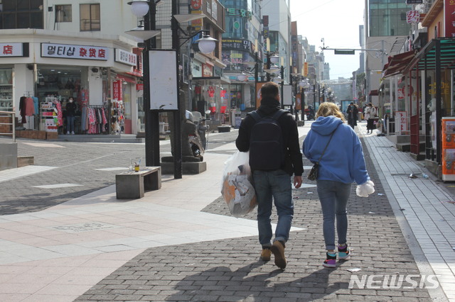 [제주=뉴시스]강경태 기자 = 신종 코로나바이러스 감염증이 전 세계로 확산되자 중국인 관광객이 2일 오후 제주시 연동 누웨마루 거리에서 주변 약국을 돌며 마스크를 사고 있다. 2020.02.02. ktk2807@newsis.com