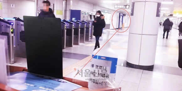 마스크 안내문이 붙여진 위치에서 역무실까지 위치 - 3일 서울 지하철역 1호선 시청역 내 손소독제가 비치된 장소에서 마스크가 비치돼 있는 역무실의 모습이 보인다. 손소독제가 비치된 이곳에 당초 마스크가 놓여 있었으나 ‘1인 1매’가 아닌 수어장을 한 번에 가져가는 이용객들로 인해 수급에 어려움을 겪자 역무실 내로 위치를 바꿨다. 안내글에는 역무실의 위치를 보여주는 약도가 없어 일부 시민들이 우왕좌왕하는 모습이 포착되기도 했다.강주리 기자 jurik@seoul.co.kr