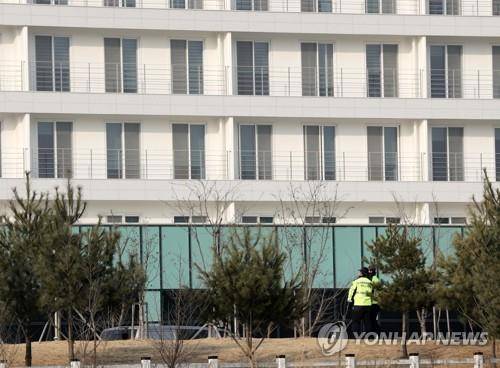 진천 격리 장소 경비하는 경찰 (진천=연합뉴스) 이승민 기자 = 2일 오전 신종 코로나바이러스 감염증 발생지인 중국 후베이성 우한 지역 교민이 격리 수용된 충북 진천군 국가공무원인재개발원에서 경찰이 경비하고 있다. 2020.2.2 logos@yna.co.kr (끝)