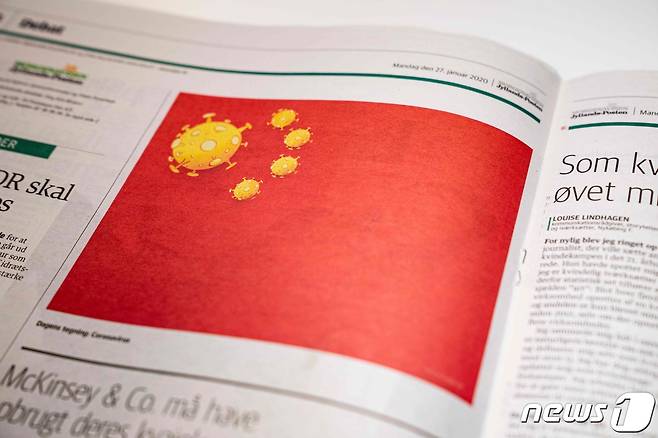 덴마크의 한 언론사가 1월 27일 중국의 국기인 오성홍기를 패러디해 '오균홍기'를 만들었다. 오성홍기에 있는 다섯 개의 별을 바이러스 이미지로 바꿨다. © AFP=뉴스1 © News1 박형기 기자