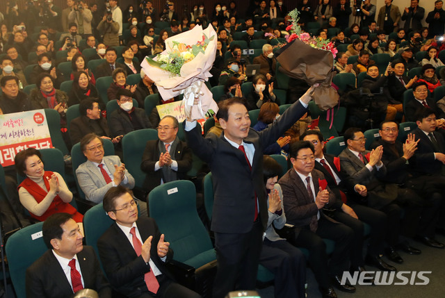 [서울=뉴시스] 김진아 기자 = 한선교 미래한국당 대표가 5일 서울 여의도 국회도서관에서 열린 미래한국당 중앙당 창당대회에서 축사를 받고 있다. 2020.02.05. bluesoda@newsis.com