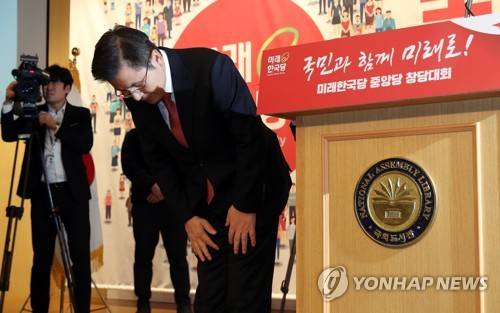 인사하는 황교안 대표 (서울=연합뉴스) 김인철 기자 = 자유한국당 황교안 대표가 5일 오후 여의도 국회도서관에서 열린 미래한국당 중앙당 창당대회에서 축사 후 인사하고 있다. 2020.2.5 yatoya@yna.co.kr